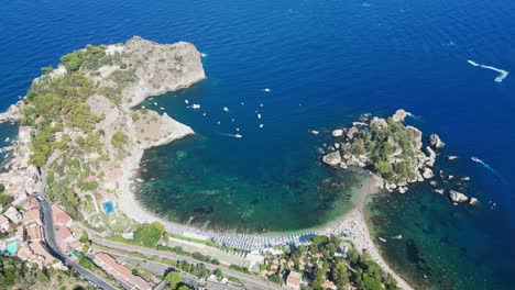 Isola-Bella-Isla-Y-Playa-En-Taormina,-Sicilia,-Italia---Antena-4k-Dando-Vueltas