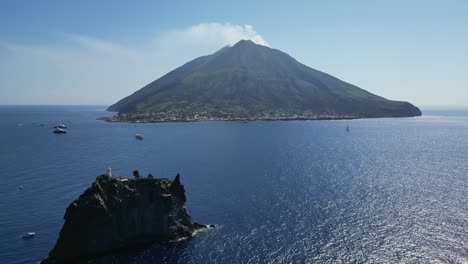 Volcán-Activo-Stromboli-Y-Strombolicchio-En-Las-Islas-Eolias,-Italia---Pedestal-Aéreo-4k