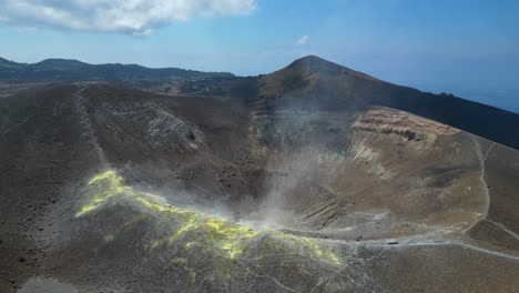 Der-Krater-Der-Vulkaninsel-Raucht-Gelben-Weißen-Dampf-Auf-Den-Äolischen-Inseln,-Sizilien,-Italien---Antenne-4k