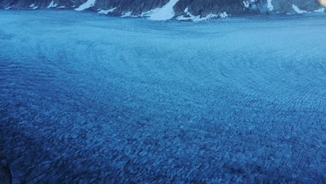 Volando-Sobre-La-Superficie-Azul-Del-Glaciar-Tunsbergdalsbreen-En-El-Parque-Nacional-Jostedalsbreen