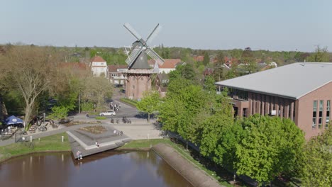 Historische-Windmühle-Im-Norden-Deutschlands-In-Papenburg-Drohnenflug