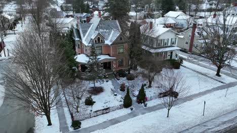 Langsame,-Filmische-Drohnenaufnahme-Eines-Viktorianischen-Hauses-Während-Eines-Schneesturms
