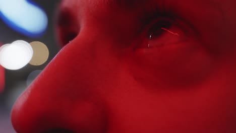 Nahaufnahme-Der-Augen-Des-Mannes-In-Rotem-Neonlicht,-Handaufnahme