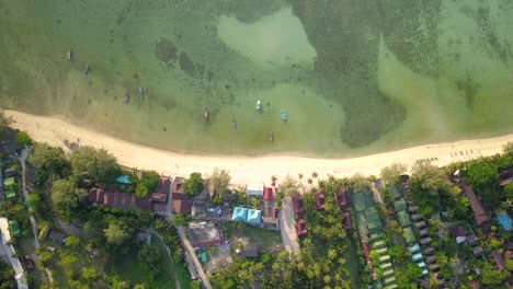 4K-Drohne-Aus-Der-Luft,-Push-Forward-Aufnahme-Des-Salatstrandes-Auf-Koh-Phangan-In-Thailand-Mit-Fischerbooten,-Knickentenwasser,-Korallen-Und-Grünen-Dschungeln