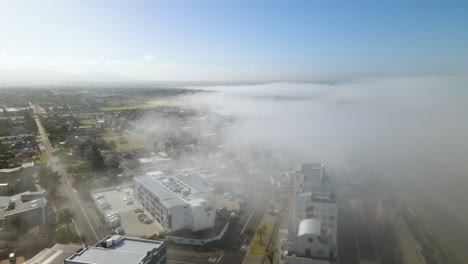 Niebla-Que-Fluye-Sobre-La-Ciudad-Costera-Y-Se-Evapora-Sobre-La-Tierra