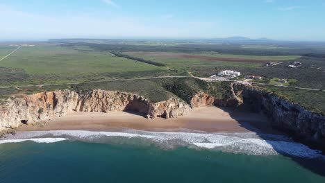 Playa-De-Beliche-En-Sagres,-Buenas-Olas-Y-Clima-Soleado,-Droneshot