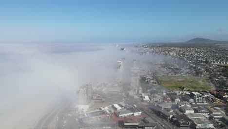 Küstenstadt,-Die-Von-Einem-Dichten-Nebel-Bedeckt-Ist,-Der-Vom-Ozean-Kommt
