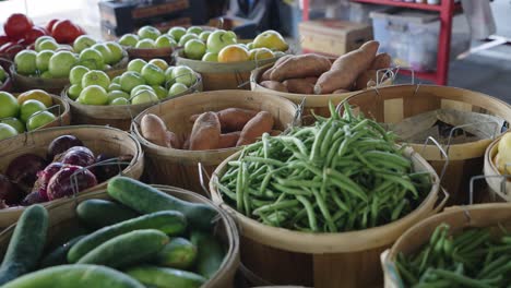 Frutas-Y-Verduras-En-Cestas-En-Un-Mercado-De-Agricultores