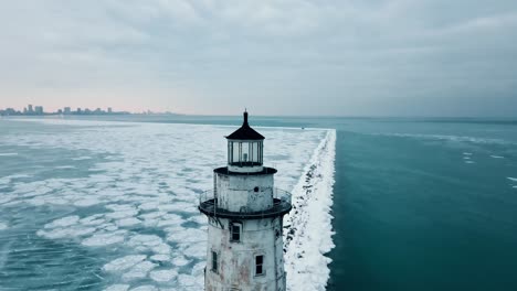Orbit-Shot-Von-Chicago-Harbour-Lighthouse,-Lichtsignal,-Illinois,-Vereinigte-Staaten