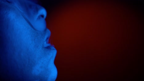 Zeitlupenmakro-Des-Aufsteigenden-Zigarettenrauchs-Im-Partynachtclub---Frauenbeleuchtung-In-Blauer-Farbe
