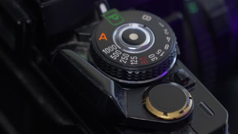 Manual-Wheel-for-set-exposuretime-in-automatic-mode-of-old-black-Analog-Camera-close-up