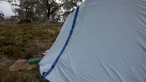 Regen-Fällt-Auf-Ein-Zelt,-Das-Bei-Stürmischem-Wetter-In-Den-Bergen-Australiens-Aufgestellt-Wurde