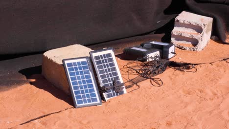 Configuración-De-Panel-Solar-Portátil-Para-Cargar-Teléfonos-Móviles-En-Una-Ubicación-Remota,-Fuera-De-La-Red,-En-El-Desierto