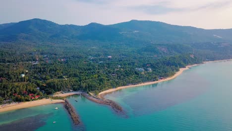 4K-Drohnenaufnahmen-Vom-Strand-Von-Mae-Nam-Auf-Koh-Samui-In-Thailand,-Einschließlich-Strandresorts-Mit-Wunderschönen-Wolken-Am-Himmel-Und-Kristallklarem-Wasser