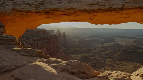 Toma-Panorámica-Del-Arco-De-La-Mesa-Al-Amanecer-En-El-Parque-Nacional-Canyonlands