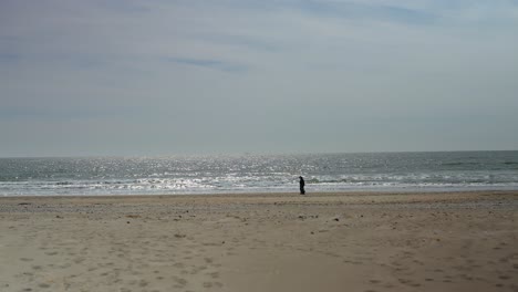 Gente-Caminando-En-La-Playa-En-Un-Día-Soleado