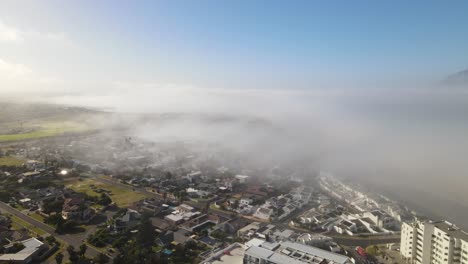 Schöner-Morgen-Mit-Nebelschicht,-Die-Stadtrand-Von-Kapstadt-In-Südafrika-Bedeckt