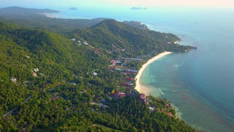 Un-Dron-Aéreo-De-4k-Empuja-La-Toma-De-La-Playa-De-Ensalada-En-Koh-Phangan-En-Tailandia-Con-Barcos-De-Pesca,-Agua-Verde-Azulado,-Coral-Y-Selvas-Verdes