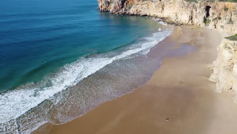 Impresionante-Bahía-De-Beliche-En-Algarve-En-El-Océano-Atlántico,-Clima-Soleado-Perfecto-Y-Agua-Azul-Cristalina
