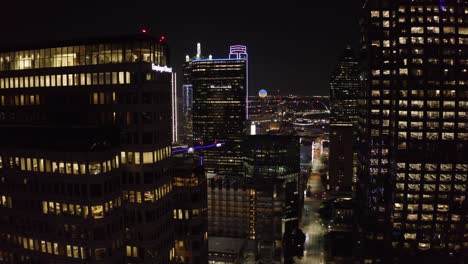Drone-shot-of-skyscrapers-at-night-in-Dallas,-Texas