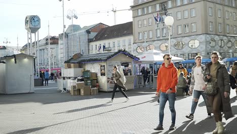 Menschen-Gehen-über-Einen-Weihnachtsmarkt-Auf-Dem-Jelačića-Platz-In-Der-Innenstadt-Von-Zagreb,-Kroatien