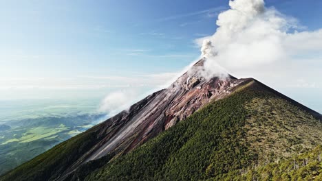 Toma-Aérea-Del-Volcán-De-Fuego-Que-Hace-Erupción-De-Ceniza-Durante-Un-Día-Claro-Y-Soleado-En-Guatemala