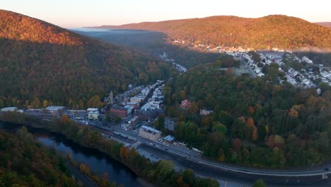 Jim-Thorpe-Dorf-Eingebettet-Zwischen-Bergen-In-Carbon-County,-Pennsylvania
