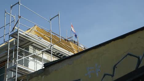 Trabajo-De-Restauración-Del-Techo-Con-Bandera-Croata-En-El-Techo