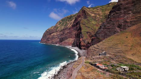 Luftaufnahme-Eines-Abgelegenen-Dorfes-An-Der-Epischen-Vulkanischen-Roten-Küste-In-Madeira