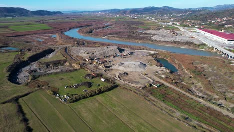 Zerstörter-Boden-In-Der-Nähe-Von-Flussufern-Durch-Sandgruben-Und-Industrieabfälle-In-Zentralalbanien