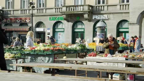 Leute,-Die-Durch-Die-Kleinen-Straßen-Des-Dolac-marktes-Mit-Frischem-Obst-Und-Gemüse-Von-Den-Kroatischen-Farmen-Gehen