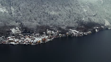 Filmmaterial,-Das-Mit-Einer-Drohne-über-Einem-See-In-Der-Nähe-Einer-Stadt-Namens-Hallstatt-In-Österreich-In-Europa-Gefilmt-Wurde