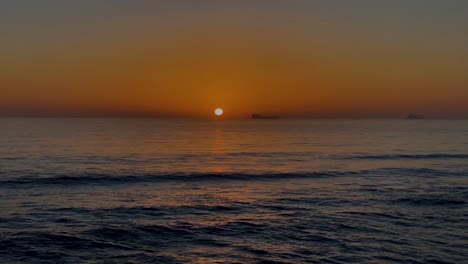 Zeitraffer-Schnell-Leuchtender-Sonnenuntergang-Mit-Einigen-Segelbooten