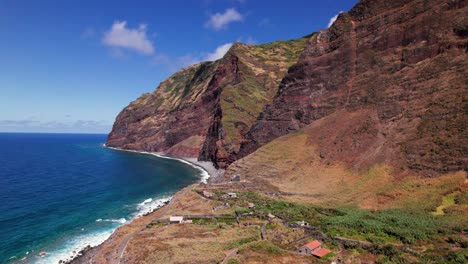 Luftaufnahme-Der-Epischen-Vulkanischen-Roten-Küste-Von-Madeira-An-Einem-Sonnigen-Tag