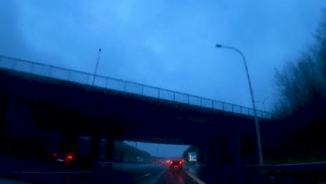 Pov-Autofahrer,-Der-Die-Ecke-Zur-Autobahn-Mit-Ominösen-Blauen-Dunklen-Wolken-Nimmt---Hyperlapse