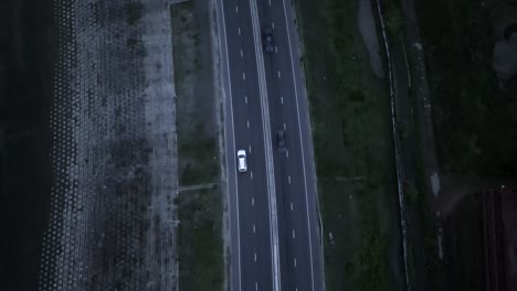 Toma-De-Dron-De-4k-De-Auto-Moviéndose-En-Una-Carretera