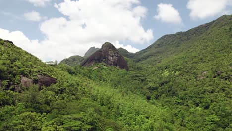 Drohne-über-Nationalpark,-Naturlehrpfad-Anse-Major,-Unberührtes-Nationalparkgebiet,-Im-Zentrum-Ein-Riesiger-Felsen