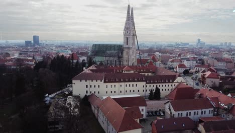 Luftaufnahme-Der-Stadtsilhouette-Von-Zagreb-Mit-Der-Kathedrale-In-Der-Mitte-Des-Stadtzentrums