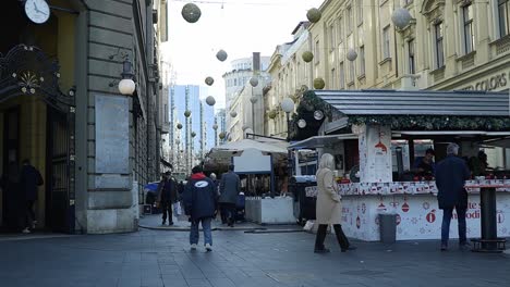 Gente-Caminando-Por-La-Calle-Del-Restaurante-De-La-Ciudad-Durante-El-Mercado-De-Navidad-En-Zagreb,-Croacia