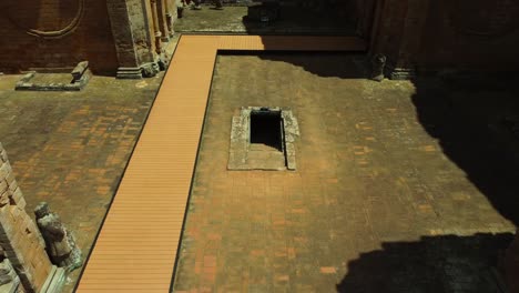 Un-Dron-Corto-Se-Aleja-De-Una-Pequeña-Cripta-Dentro-De-Una-Ruina-Jesuita-En-Paraguay-Con-La-Jungla-En-El-Fondo