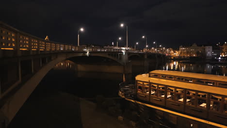 Prager-Brücke-Am-Frühen-Morgen-Blick-über-Die-Moldau-Mit-Lichtreflexion-Im-Wasser