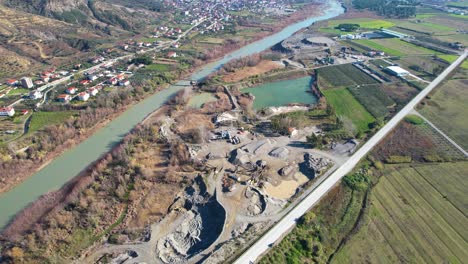 Sandsteinbrüche-Am-Flussufer-Mit-Sandhügeln-Und-Teichen-Mit-Wasserschäden-Am-Flussbett-In-Albanien
