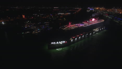 Luftdrohnenvideo-Von-Riesigen-Beleuchteten-Kreuzfahrtschiffen,-Die-Im-Hafen-Von-Miami-Anlegen