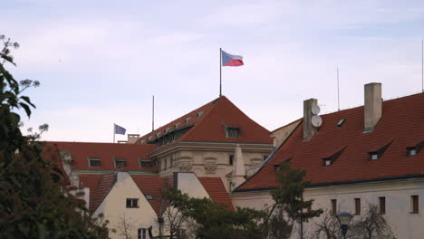 Die-Flagge-Der-Tschechischen-Republik-Und-Der-Europäischen-Union-Bewegt-Sich-Im-Wind-Auf-Den-Dächern-Alter-Gebäude-Im-Historischen-Teil-Von-Prag