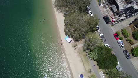 Luftaufnahme-Von-Menschen,-Die-Am-Sandstrand-Von-Tallebudgera-Creek-Schwimmen-Und-Den-Sommer-In-Queensland,-Australien,-Genießen