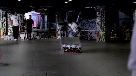 Ein-Skateboarder-Macht-Einen-Sprung-Als-Leute,-Die-Im-Skatepark-Southbank-Centre,-London,-Großbritannien,-Skateboard-Fahren