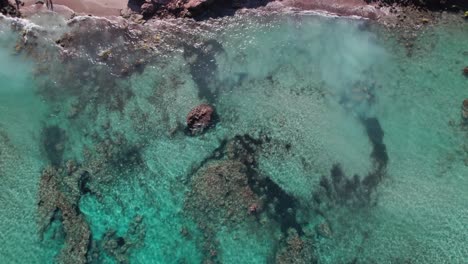 Topshot-Eines-Wunderschönen-Strandes-Mit-Blauem-Wasser-Und-Einer-Steinformationen-Auf-Ibiza-In-Europa