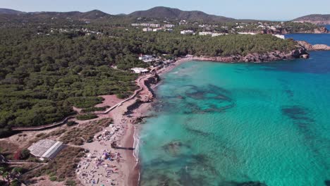 Drohnenflug-über-Einen-Wunderschönen-Strand-Auf-Ibiza-In-Spanien