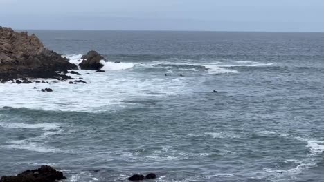 Surfistas-Desafiando-La-Tormenta-De-Invierno-Y-Atrapando-Grandes-Olas-En-La-Playa-De-Lover&#39;s-Point,-Un-Popular-Destino-De-Surf-En-La-Península-De-Monterey