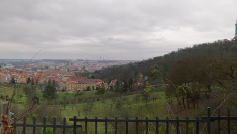 Una-Popular-Vista-Panorámica-Turística-De-La-Histórica-Praga-En-Un-Día-Nublado